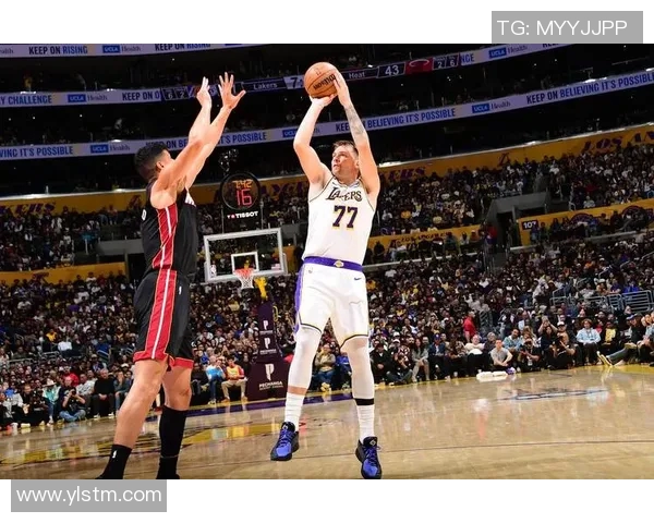 东契奇狂砍73分刷新现役得分纪录独行侠力克太阳终结其11连胜之路 东契奇狂砍73分刷新现役得分纪录独行侠力克太阳终结其11连胜之路